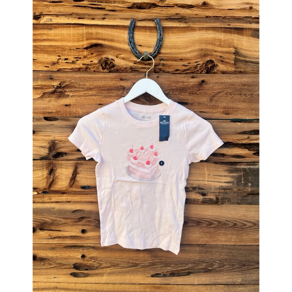 HOLLISTER | Ribbed Longer-length Heart Cake Graphic Baby Tee in Pink S